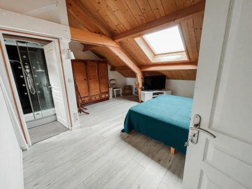 une chambre avec un lit bleu et une fenêtre dans l'établissement La Casita - Jolie maison à quelques pas d'Étretat, à Bordeaux-Saint-Clair