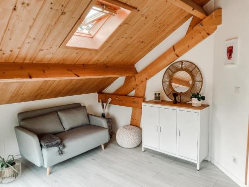 - un salon avec une chaise et un plafond en bois dans l'établissement La Casita - Jolie maison à quelques pas d'Étretat, à Bordeaux-Saint-Clair