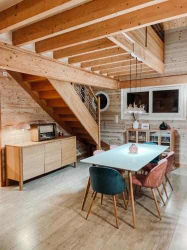 une salle à manger avec une table et des chaises dans l'établissement La Casita - Jolie maison à quelques pas d'Étretat, à Bordeaux-Saint-Clair