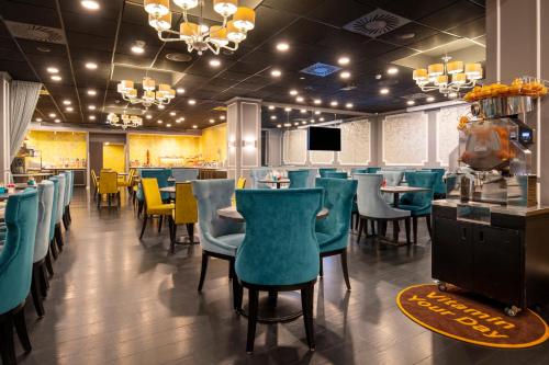 une salle à manger avec des chaises et des tables bleues dans l'établissement Thon Hotel Bristol Stephanie, à Bruxelles