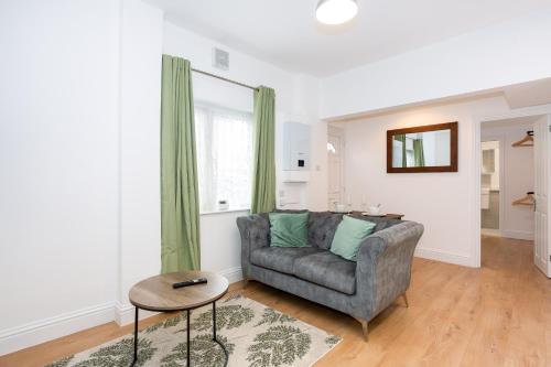 un soggiorno con divano e tavolo di Westminster Suites by Sorted Stay a Southend-on-Sea