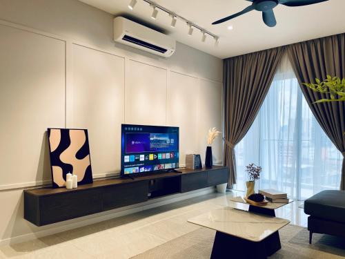 Телевизор и/или развлекательный центр в Quill Residence Luxury Designer Apartment 7Pax
