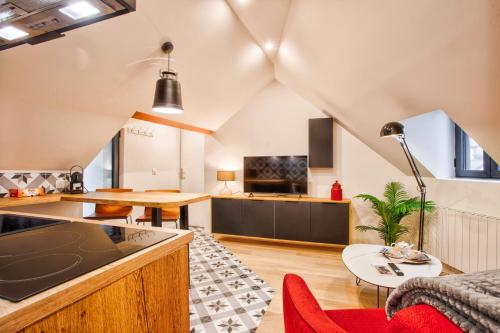 uma cozinha em plano aberto e sala de estar num loft em Nid douillet à 30 mètres de la grande plage de Houlgate - RESIDENCE LA VAGUE - em Houlgate