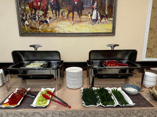 uma mesa com duas bandejas de comida em Vodnik Hotel em Semey