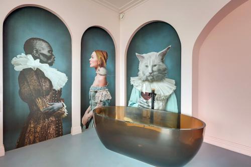 a room with a bowl and a woman and a cat at Deo Plaza Basen & Sauna by Grand Apartments in Gdańsk