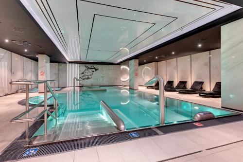 a swimming pool in a building with a pool at Deo Plaza Basen & Sauna by Grand Apartments in Gdańsk