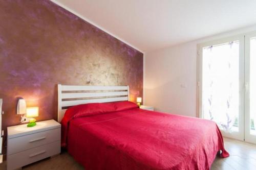 アルカモ・マリーナにあるVilla Sole di Siciliaのベッドルーム1室(赤いベッド1台、大きな窓付)