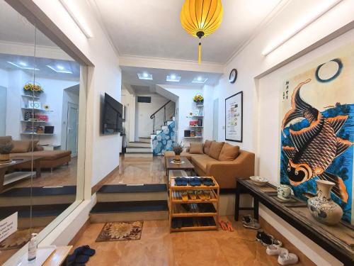 Posezení v ubytování Top Location 3-4-5 Bedrooms House in Centre of Ha Noi - Clean, Cozy and Private - THE TOURNESOL