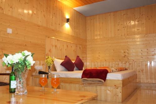 um quarto com uma cama num quarto de madeira em Guruchhaya hotel and cottages em Manali