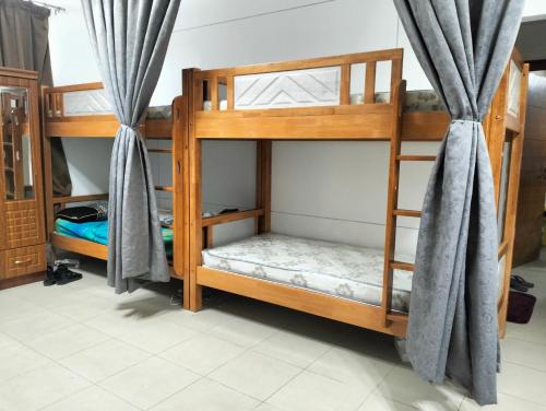 Divstāvu gulta vai divstāvu gultas numurā naktsmītnē Executive Becholars Hostel