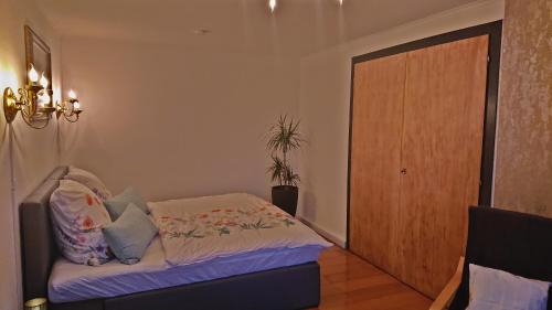 um quarto com uma cama e uma porta de madeira em Ferienwohnung Haus Schöneck em Schönecken