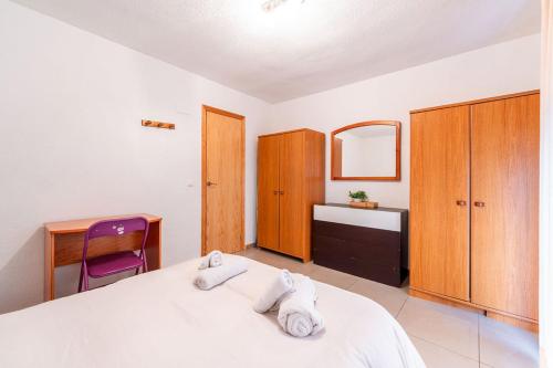 - une chambre avec un lit, un bureau et une chaise dans l'établissement Apartamento en el centro a un minuto de la playa, à Benidorm