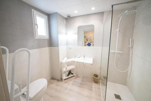 W łazience znajduje się prysznic, toaleta i umywalka. w obiekcie Hostal Plaza Boutique - Solo adultos w Saragossie