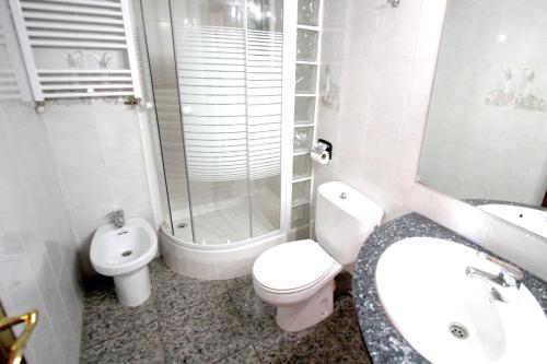 バルセロナにあるNear Maresme Forum Apartmentのバスルーム(トイレ、洗面台、シャワー付)