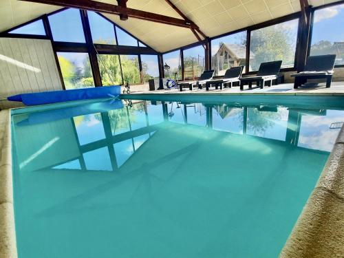 Bazén v ubytování O Gîte Bleu nebo v jeho okolí