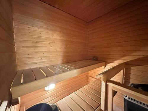 a small wooden sauna with a bed in it at Moderni huoneisto saunalla! Keskustan lähellä, Merenrannassa, loistava varustelu! in Helsinki