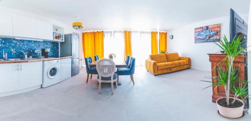 une cuisine et une salle à manger avec une table et des chaises dans l'établissement Élégant 2 pièces proche de Paris et de Disneyland, à Villemomble