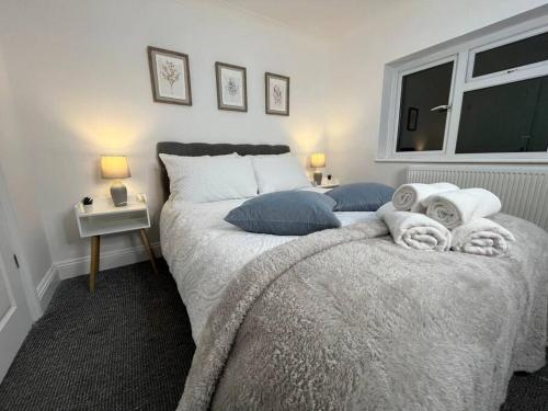1 dormitorio con 1 cama grande con almohadas y ventana en Modern & Stylish Haven In Heart of London, en Londres