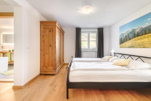 ein Schlafzimmer mit 2 Betten und einem Wandgemälde in der Unterkunft 2-Zimmer Ferienwohnung Rüti mit SW-Balkon in Brand