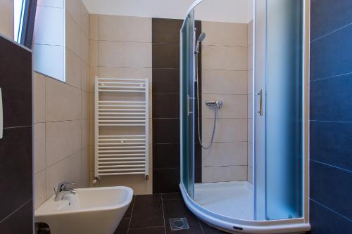 ein Bad mit einer Dusche und einem Waschbecken in der Unterkunft Activity villa Marula with outdoor pool in Buje in Gamboci