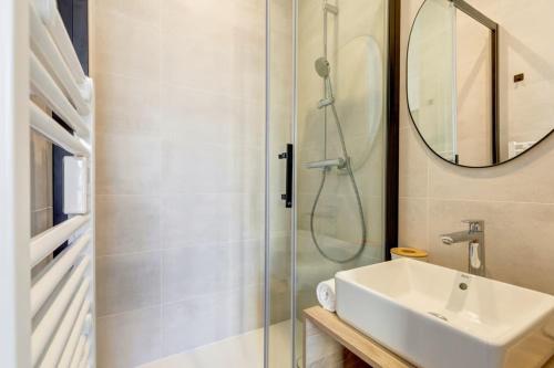 une salle de bain avec un lavabo et une douche dans l'établissement Le Cosy, centre ville, à Annecy