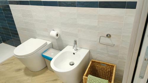 La salle de bains est pourvue de toilettes et d'un lavabo. dans l'établissement Villa Chimera, à Pachino