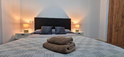 a bedroom with a large bed with a large headboard at DS Precioso LOFT a estrenar in Córdoba