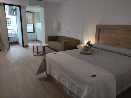 A bed or beds in a room at Sotogrande Royal Golf