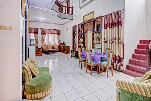 Un lugar para sentarse en OYO 90543 An-nur Guest House Syariah