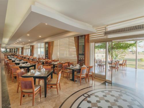 Restoran või mõni muu söögikoht majutusasutuses Asteria Bloom Side