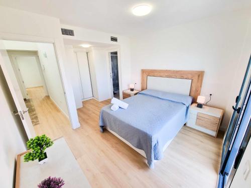 1 dormitorio con 1 cama grande y suelo de madera en Sea Views Villa Benalmádena ComoTuCasa, en Benalmádena