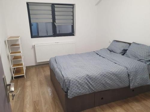 Un pat sau paturi într-o cameră la SkyView Lofts-Enjoy the view