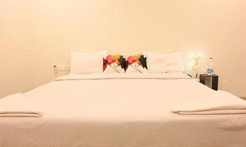 Una cama o camas en una habitación de FabExpress Morjim Sea Waves