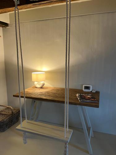 een schommeltafel met een lamp erop bij Luttik in Alkmaar