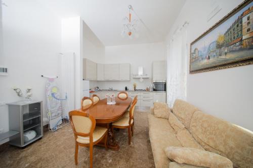a living room with a table and a couch at L'ARTE DI VENERE SUITE in Polignano a Mare