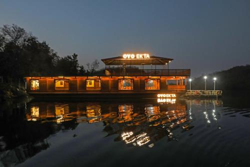 un barco en el agua por la noche en Ekta Houseboat Statue Of Unity Kevadia, en Kevadia