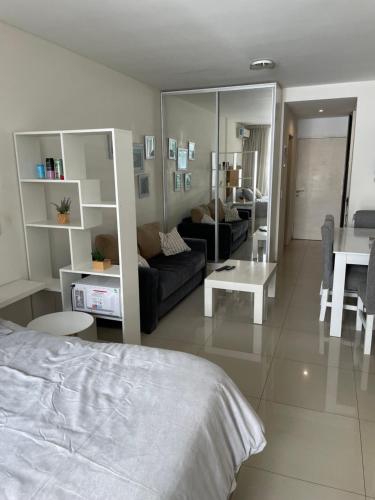 ブエノスアイレスにあるExcelente monoambiente en cañitasのベッドルーム1室(ベッド1台付)、リビングルームが備わります。