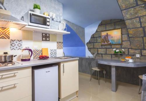 een keuken met een aanrecht en een tafel in een kamer bij VIP apart 647 in Tbilisi City