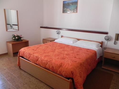 Ένα ή περισσότερα κρεβάτια σε δωμάτιο στο Hotel Fjby