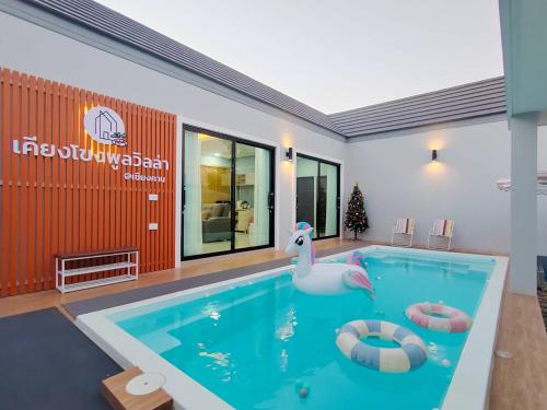 a swimming pool with a swan and a duck in a building at เคียงโขงพูลวิลล่าเชียงคาน Kiang Khong Pool Villa de Chiang Khan in Chiang Khan