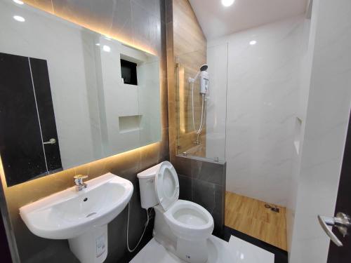 La salle de bains blanche est pourvue d'un lavabo et de toilettes. dans l'établissement เคียงโขงพูลวิลล่าเชียงคาน Kiang Khong Pool Villa de Chiang Khan, à Chiang Khan
