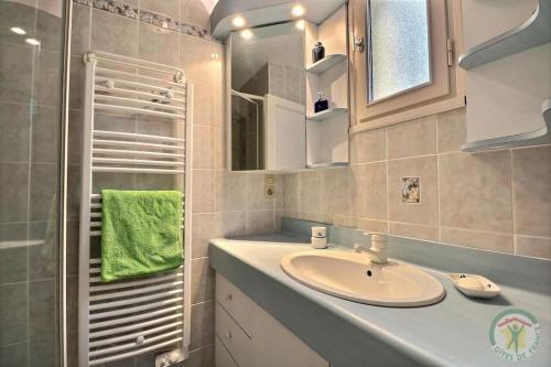 bagno con lavandino e specchio di Maison Saint LU a Saint-Lunaire