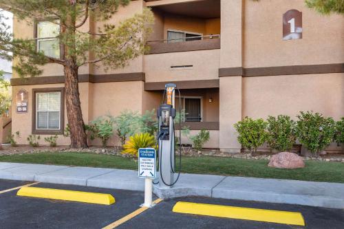 a parking meter in a parking lot in front of a building at Hilton Vacation Club Desert Retreat Las Vegas in Las Vegas