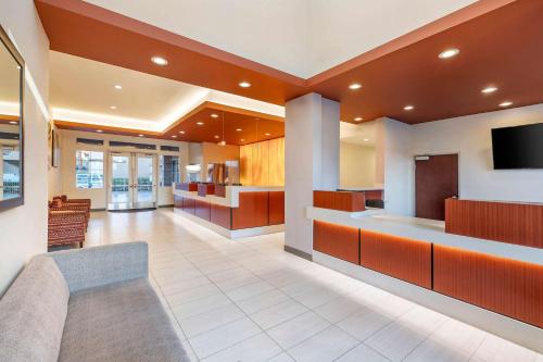 a lobby of a hospital with a waiting room at Hilton Vacation Club Desert Retreat Las Vegas in Las Vegas