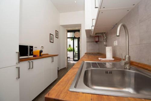 Vintage Apartment w/ Terrace