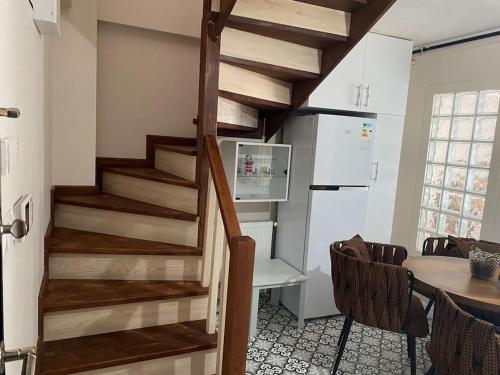 eine Küche mit einer Holztreppe in einer Küche mit einem Tisch in der Unterkunft Şehir Merkezinde,Dublex apartman in Canakkale