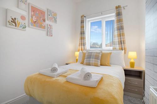 1 dormitorio con 1 cama grande y toallas. en Chic Home & Stylish Workspace in Outram, Sleeps 6, en Darlington