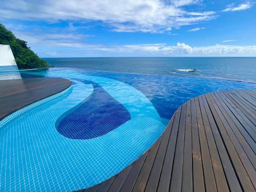 uma piscina com vista para o oceano em Apartamento-Cobertura de Luxo Vista Mar em Salvador em Salvador