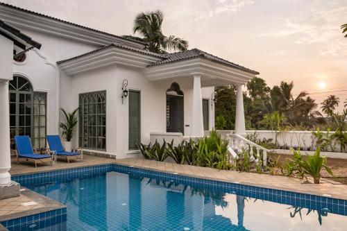 willa z basenem i domem w obiekcie LohonoStays Maison9 Estate 6 Bedroom w mieście Vagator