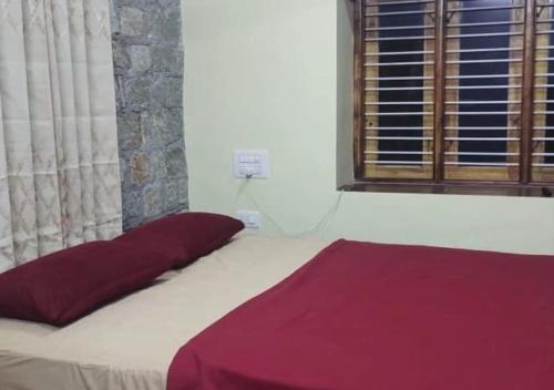 Postel nebo postele na pokoji v ubytování Navilu Kallu Homestay by StayApart